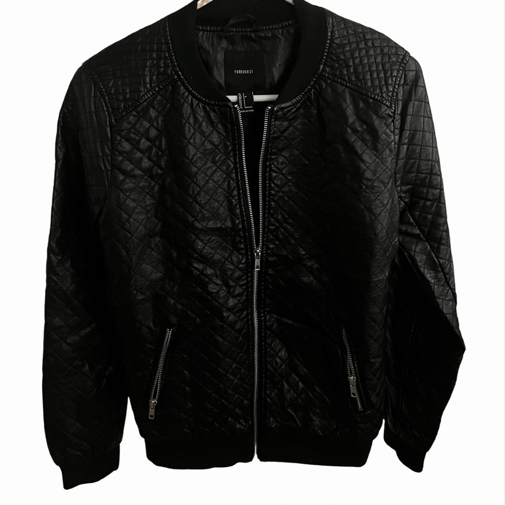 Forever 21 black faux leather quilted moto jacket size small